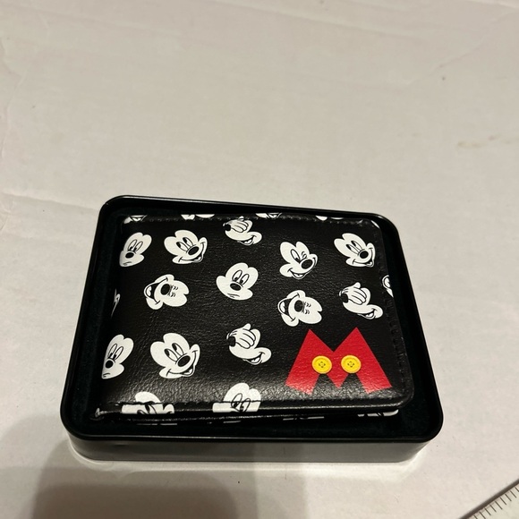 Disney Mickey Mouse Wallette black & white w/ logo & Red M unisex bi-fold new - Picture 8 of 8